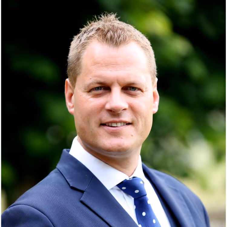 Mr Simon Thompson